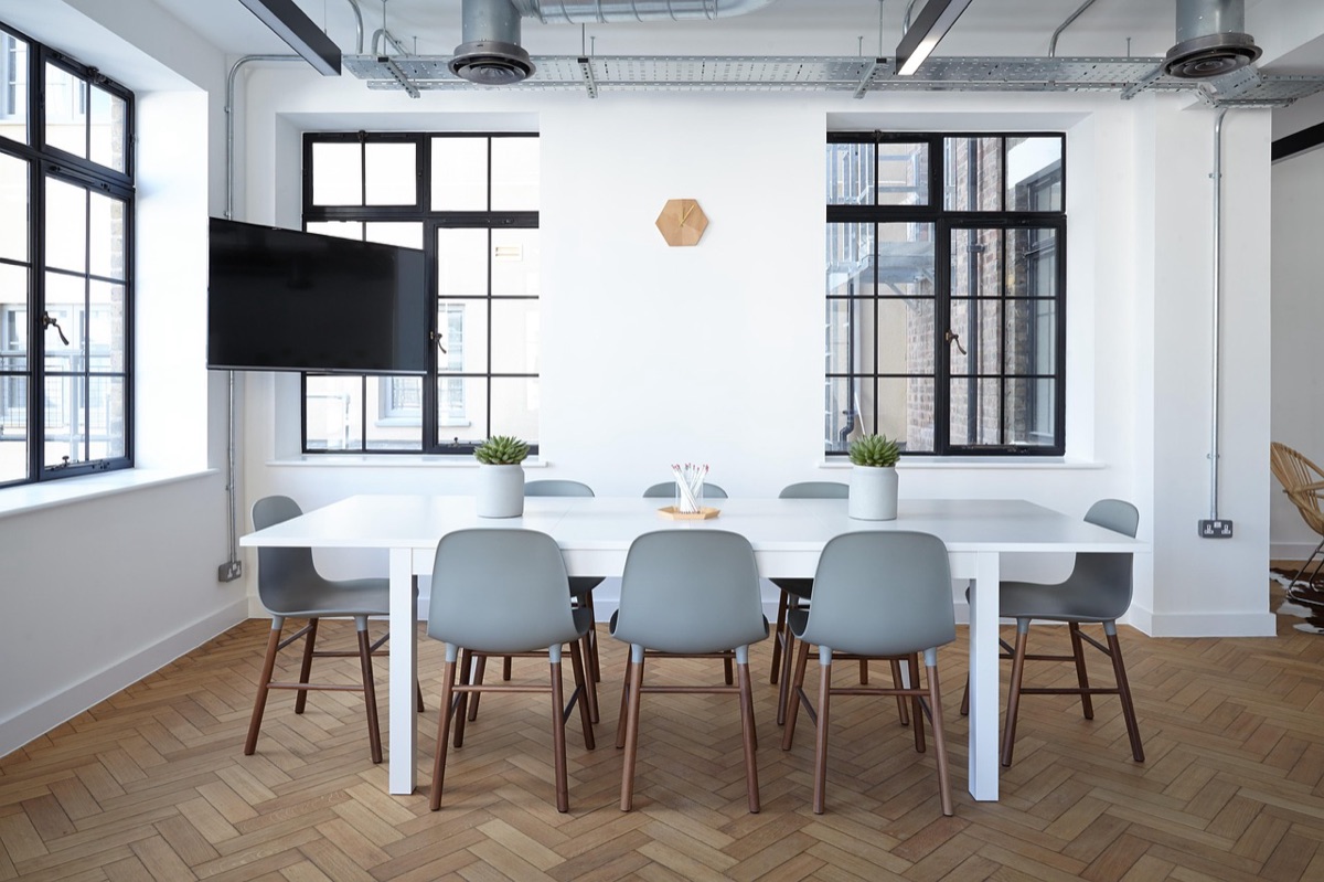 salle de conference avec tableau blanc