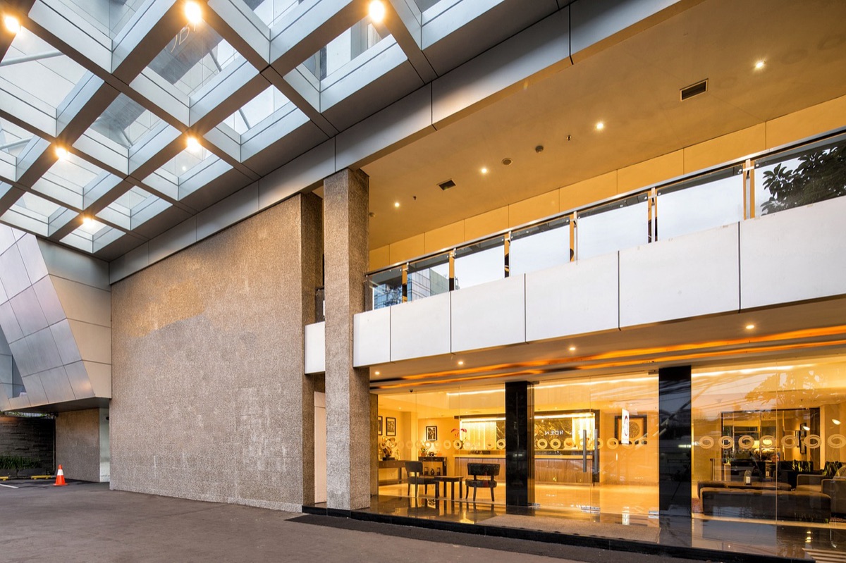 stadshotel met toegankelijke ingang en parkeerplaats
