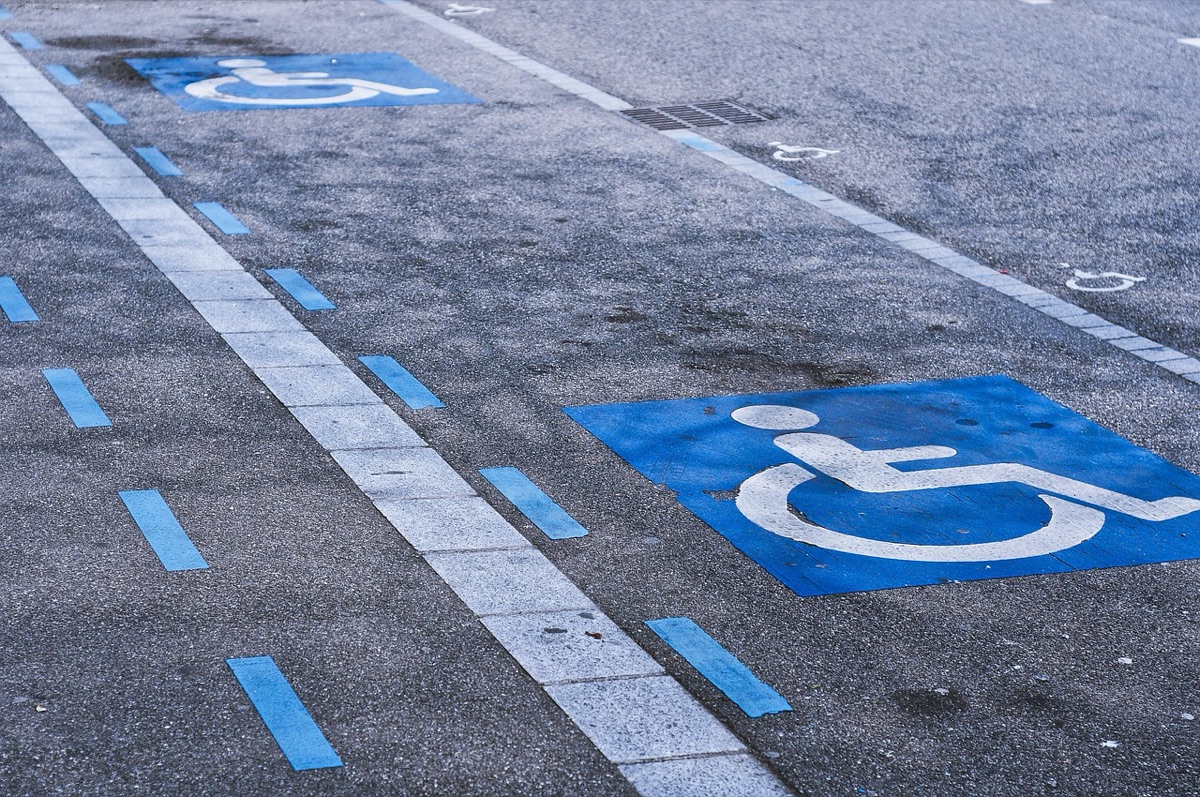 Hotel com estacionamento e elevador acessíveis