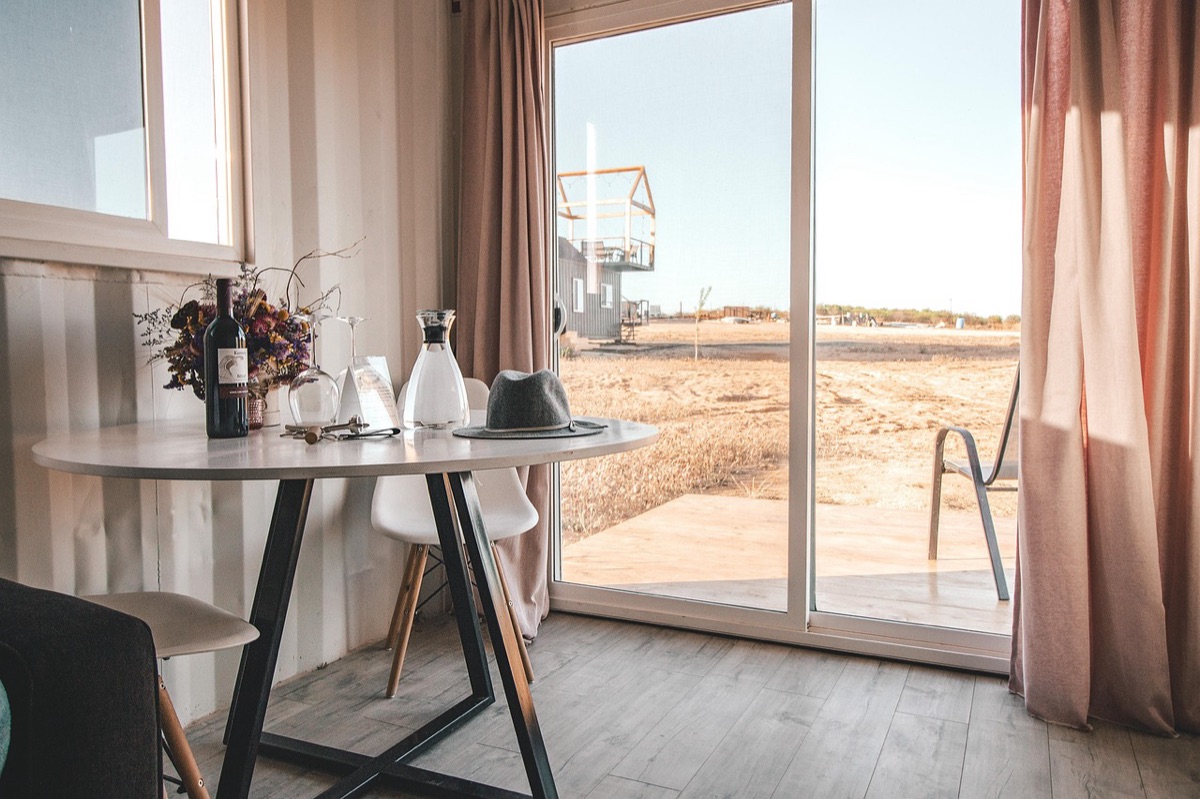 Luxueus hotelkamer met stadsbewerk