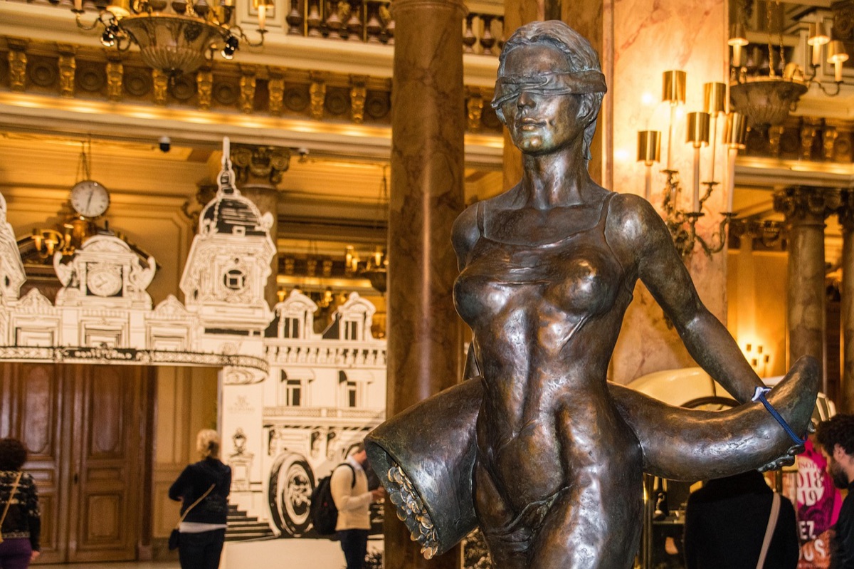 Lobby d'hôtel de luxe avec une guirlande et un carrelage