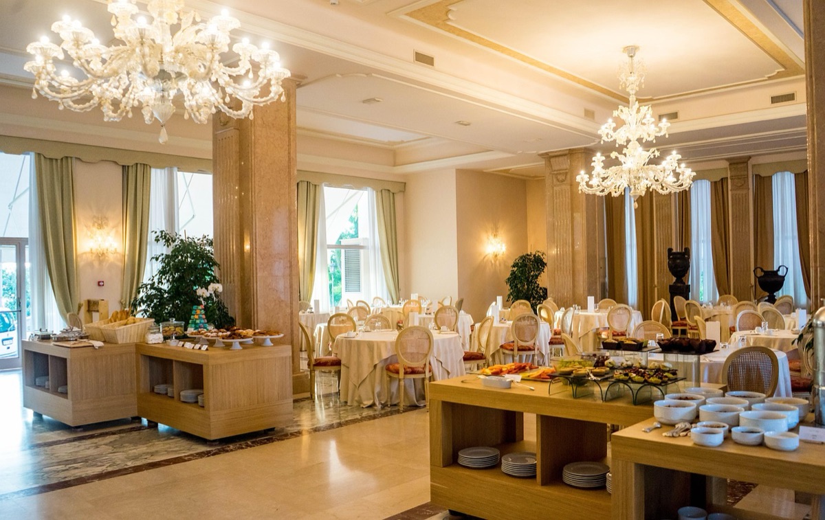 sala reception hotel con lanterna e pavimento in marmo