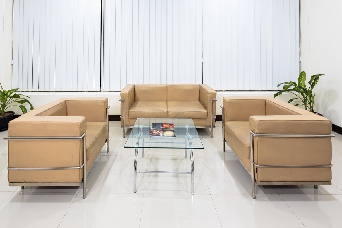 sala de hotel com mesa de recepção