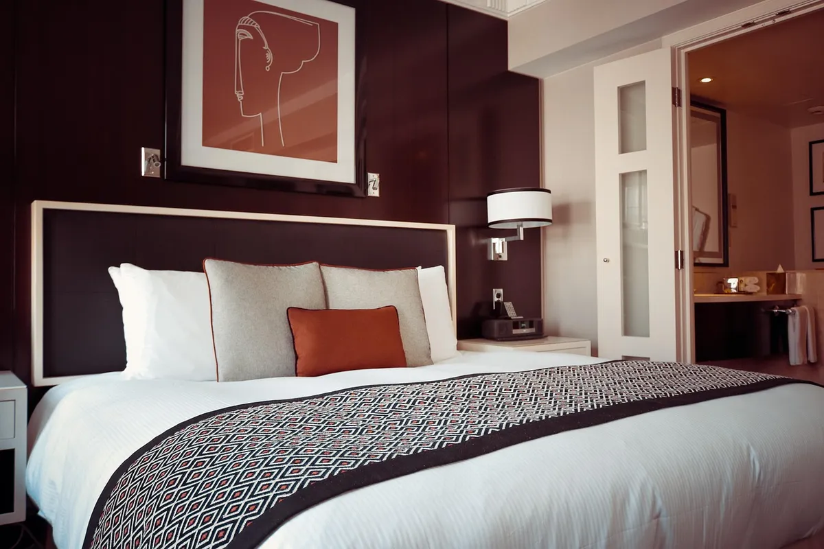 hotel room, bed, pillows, room, hotel, bedroom, lamp, interior, luxury, business, relax, rest, decoration, furniture, suite, sleep, home, decor, comfortable, co