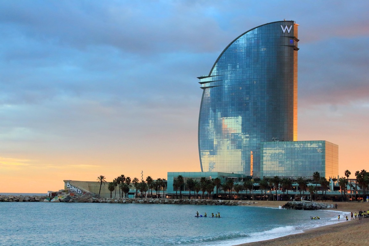 Rehabilitación de hotel en espacio urbano español