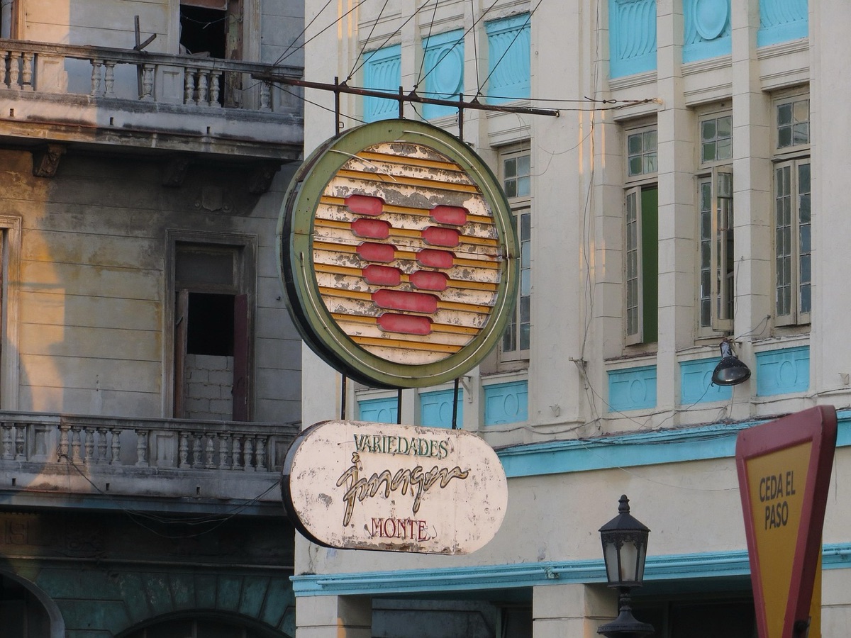 edifício hotelico histórico com sinal de reforma em hongkong