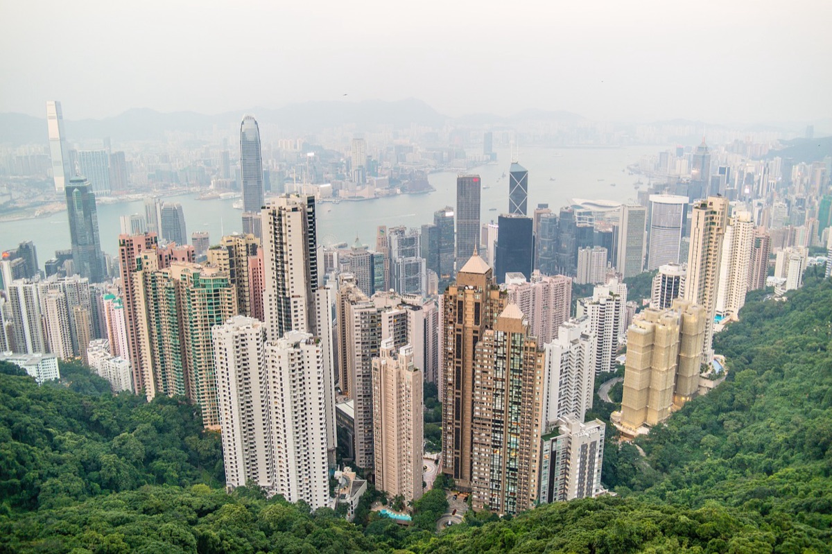 Un hôtel à Hong Kong reflétant la ville et le port
