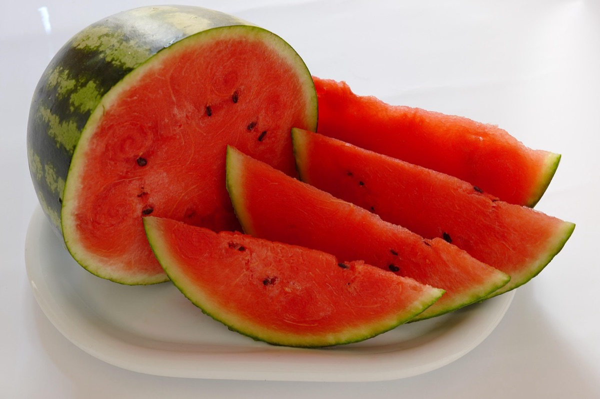 Petit-déjeuner tropical luxueux avec fruits frais.