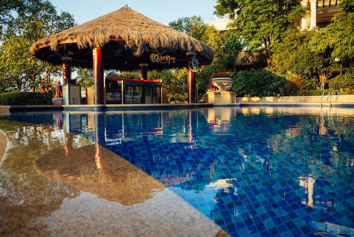 Piscina a sfioro di un resort di lusso ad Ubud con vista sulla giungla