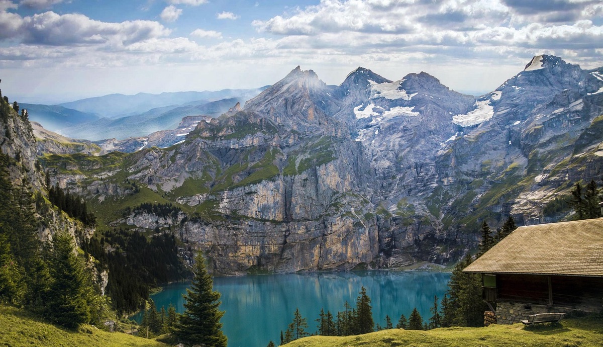Paysage magnifique d'Interlaken et des montagnes suisses