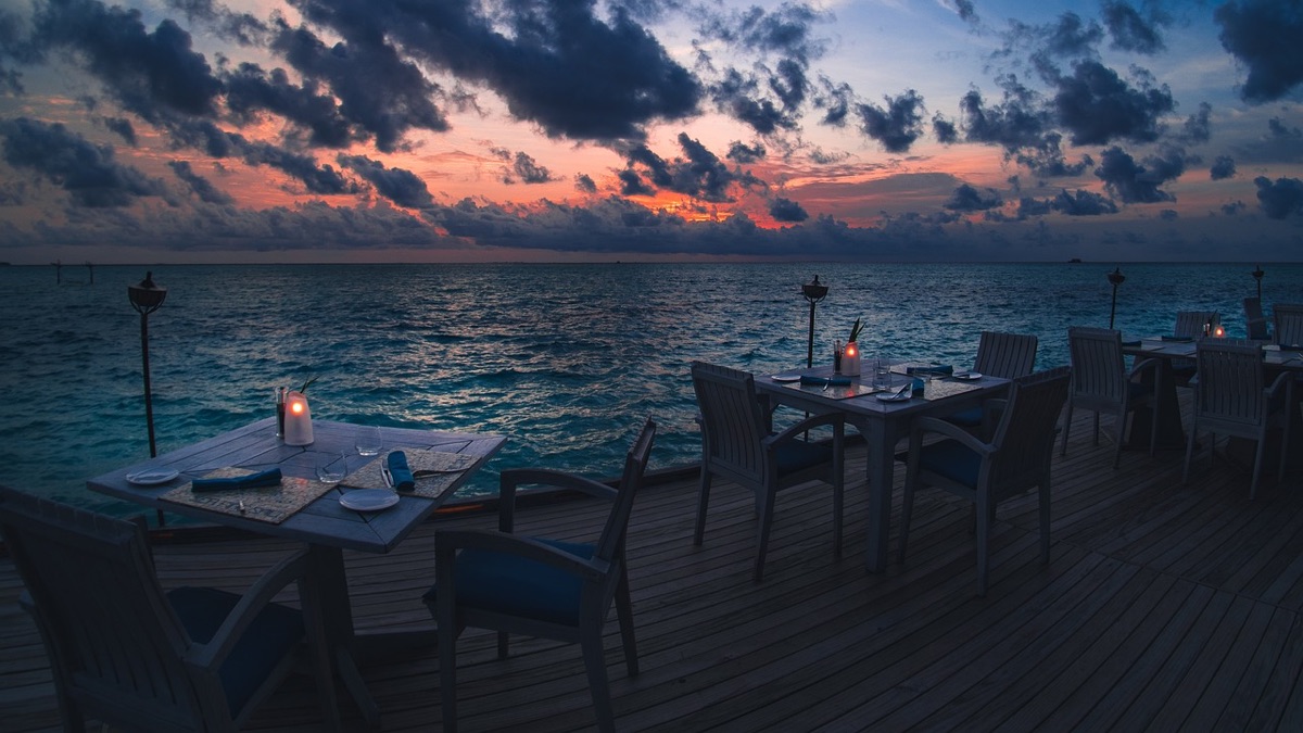 Hydravion arrivant près d'un complexe hôtelier de luxe aux Maldives