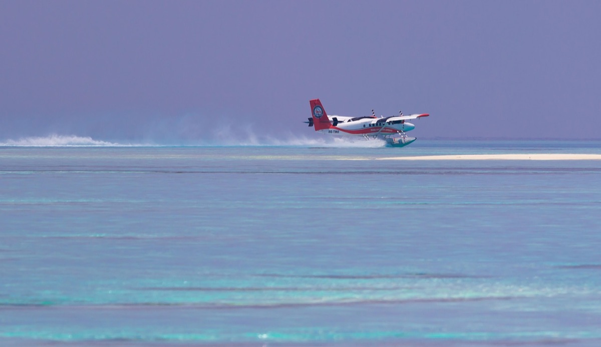 Idrovolante che sorvola le acque cristalline delle Maldive