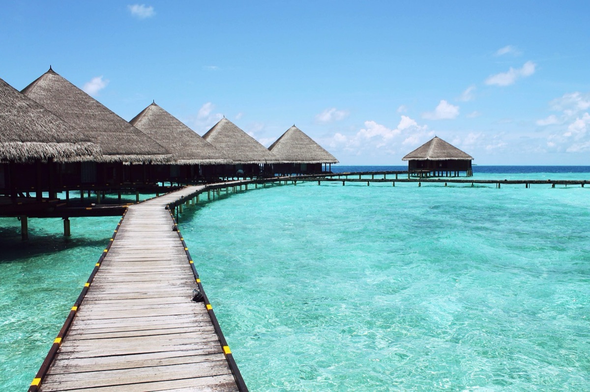 Cocktail tropicale su una spiaggia incontaminata delle Maldive