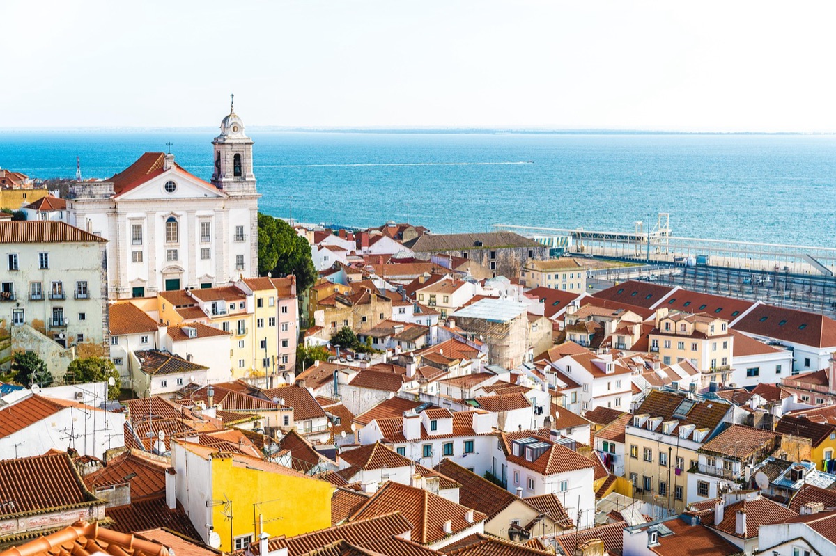 Stradine colorate del quartiere Alfama a Lisbona